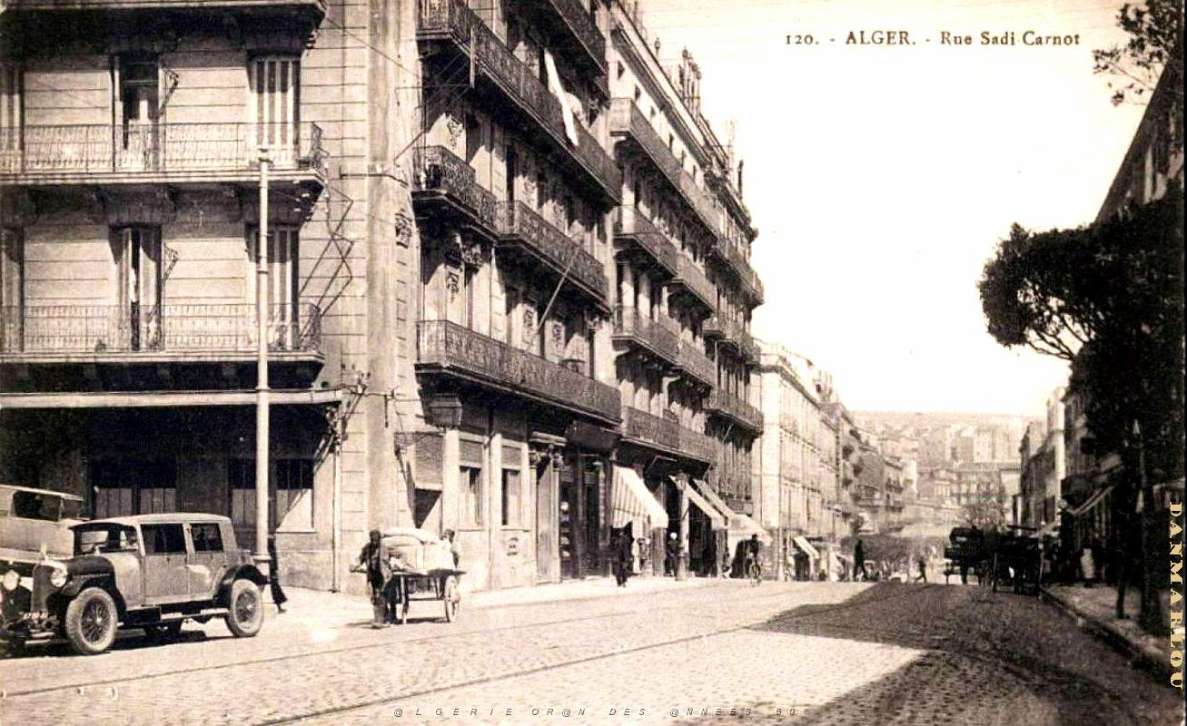 Alger - Rue Sadi-Carnot - Automobile Voisin.jpg